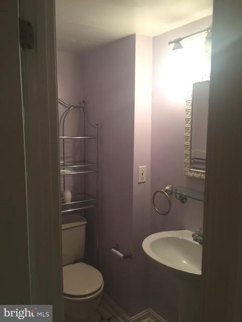 6527 Cypress Point Road Alexandria, VA 22312 - Photo 16 of 16 a bathroom with a toilet a sink and mirror