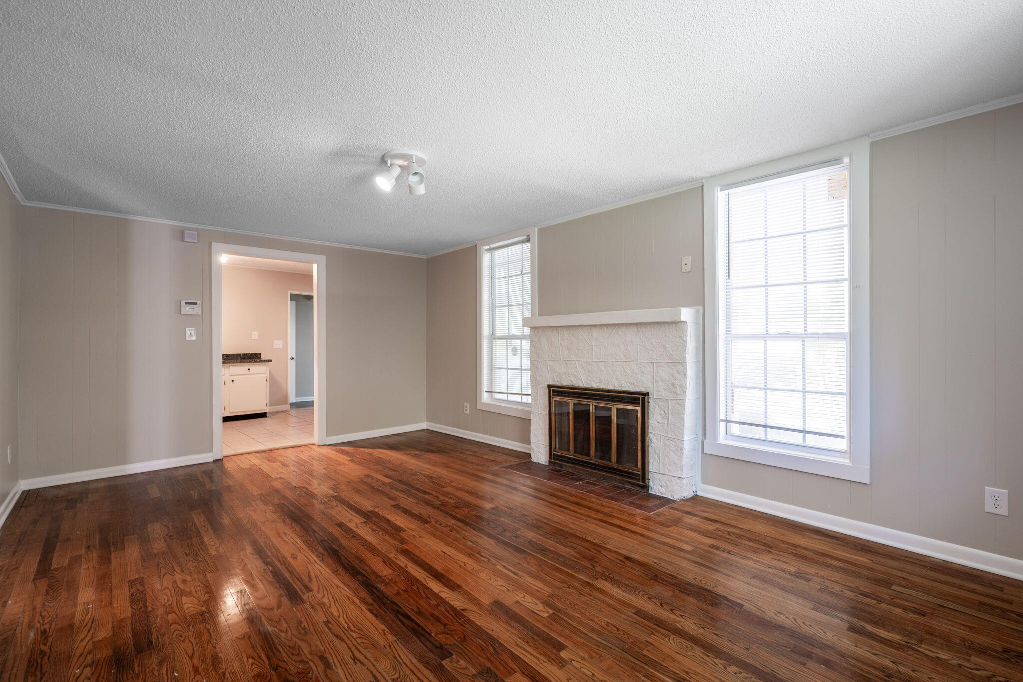 1015 Shallowford Road Chattanooga, TN 37411 - Photo 3 of 20 11-web-or-mls-DSC_8983