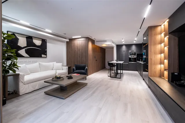 $850,000 | 2301 Collins Avenue, Unit 432, Miami Beach, FL 33139