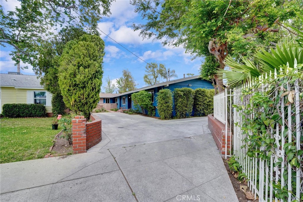 14955 Haynes Street Van Nuys, CA 91411 - Photo 3 of 35 a view of a yard and entertaining space