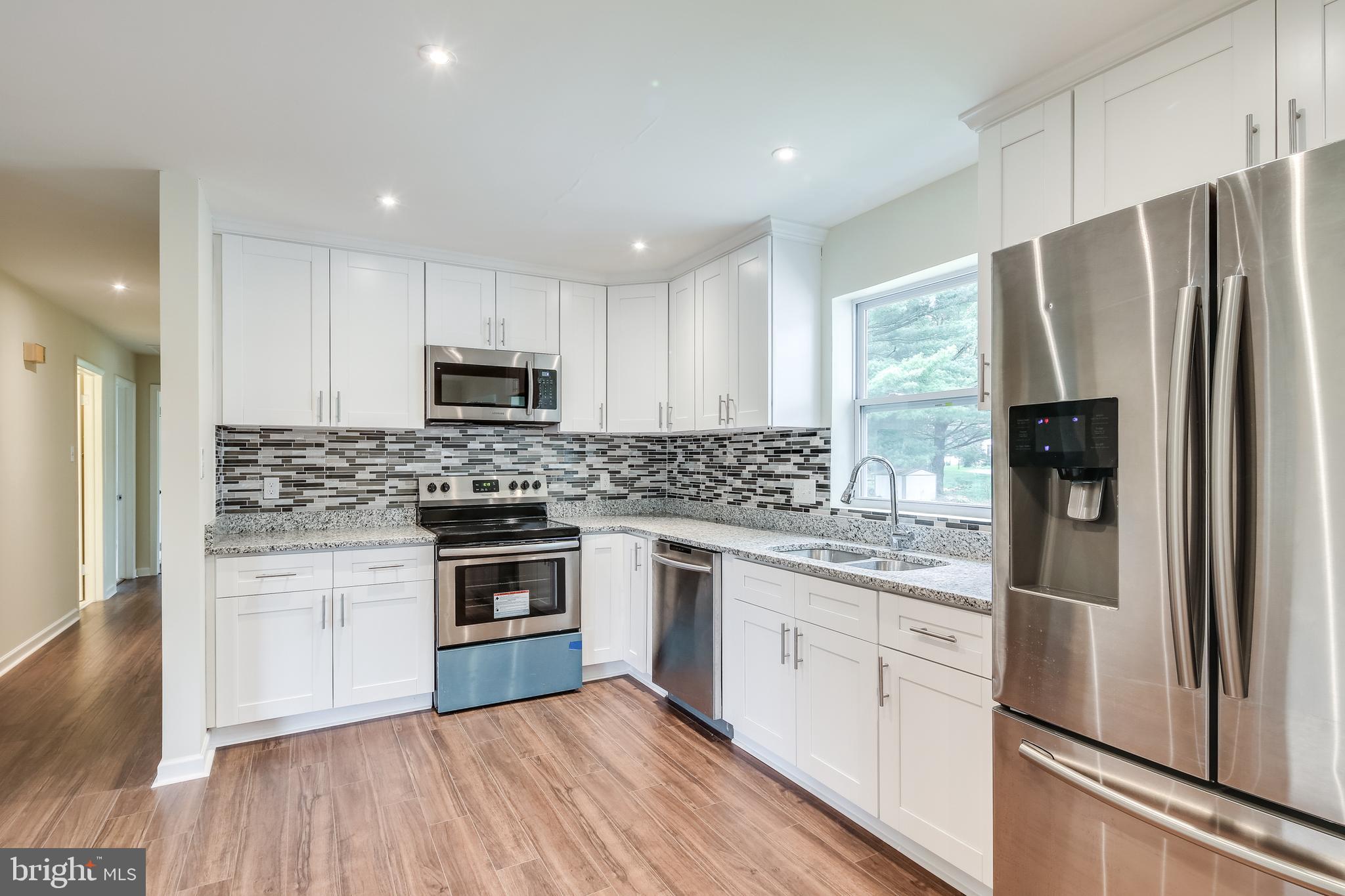 9736 Clover Heights Road Hagerstown, MD 21740 - Photo 8 of 23 Kitchen - Granite Counters, Custom Backsplash