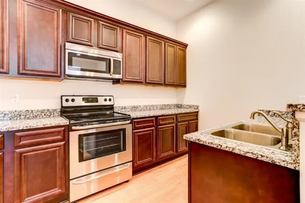 $2,000 | 611 Julia Street, Unit F, New Orleans, LA 70130