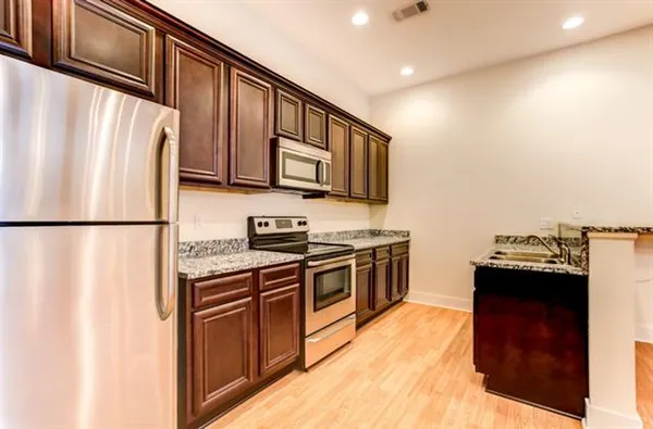 $2,000 | 611 Julia Street, Unit F, New Orleans, LA 70130