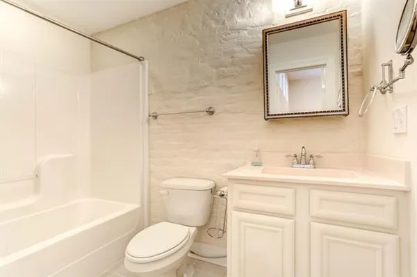 $2,000 | 611 Julia Street, Unit F, New Orleans, LA 70130