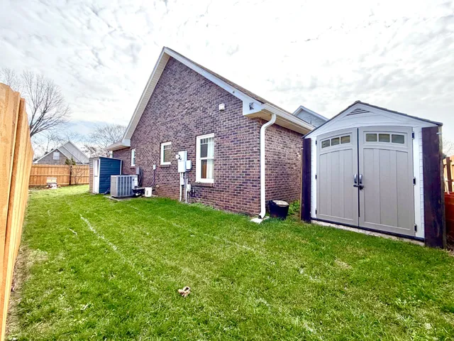 a view of a house with backyard and garden