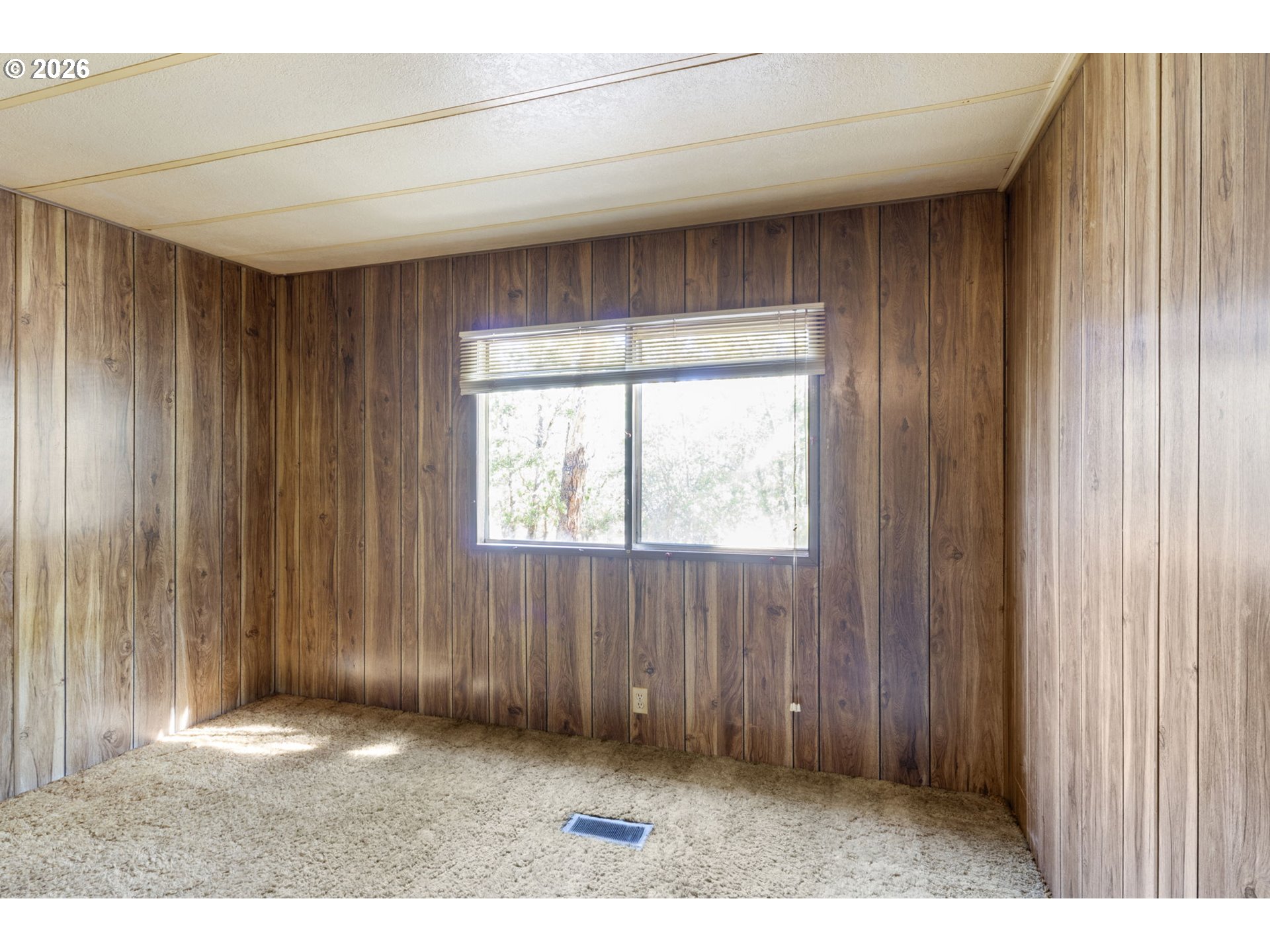 4950 Foothill Boulevard Grants Pass, OR 97526 - Photo 11 of 43 a view of an empty room and window