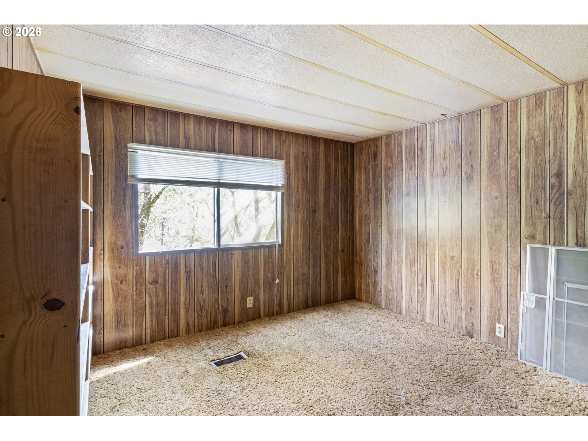 4950 Foothill Boulevard Grants Pass, OR 97526 - Photo 14 of 43 a view of an empty room with a window