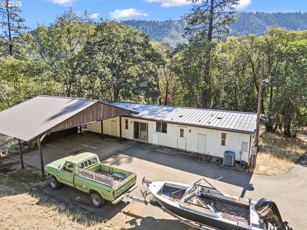 a view of a house with backyard