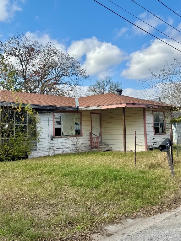 117 Charles Street Cuero, TX 77954 - Photo 3 of 13 a house view with a garden space