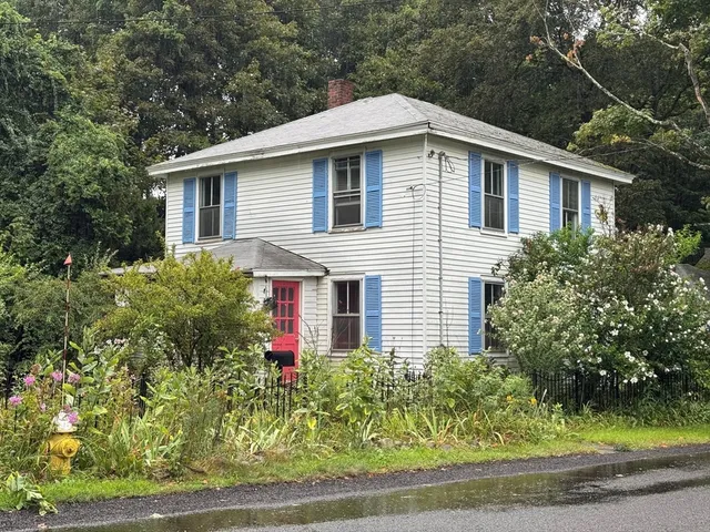 a view of a house with yard and plants