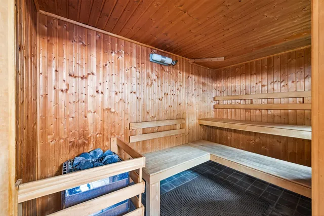 $138,500 | 26 West 10th Street, Unit 2004, St. Paul, MN 55102