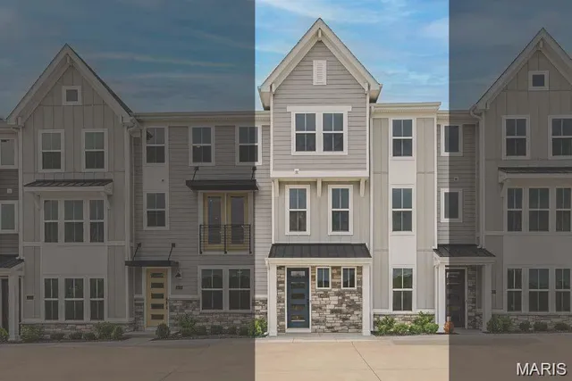 $578,900 | 8923 East Gtwy Heights, Unit 94805, Richmond Heights, MO 63144