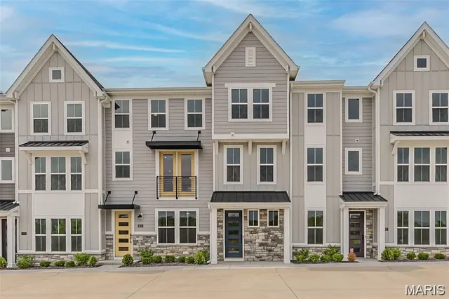 $578,900 | 8923 East Gtwy Heights, Unit 94805, Richmond Heights, MO 63144