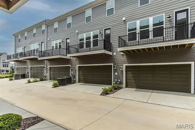 $578,900 | 8923 East Gtwy Heights, Unit 94805, Richmond Heights, MO 63144