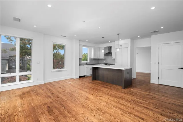 $6,195 | 422 East Boston Post Road, Unit 301, Mamaroneck, NY 10543