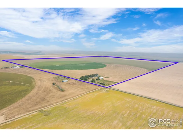 a view of an outdoor space and tv