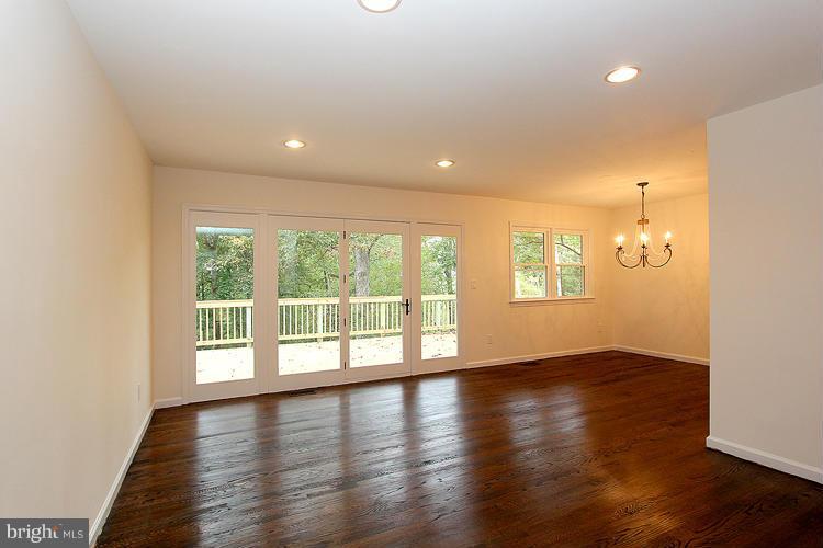 24530 Fossen Road Damascus, MD 20872 - Photo 9 of 29 Living Room