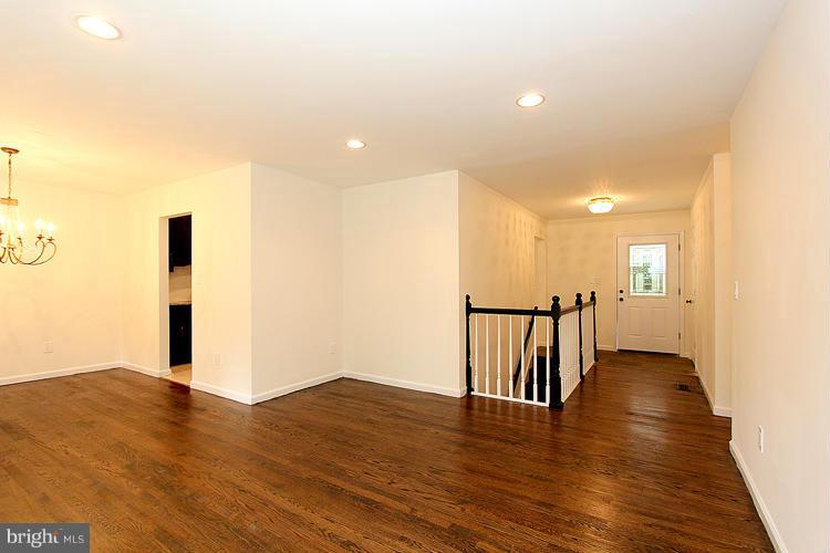 24530 Fossen Road Damascus, MD 20872 - Photo 10 of 29 Living Room