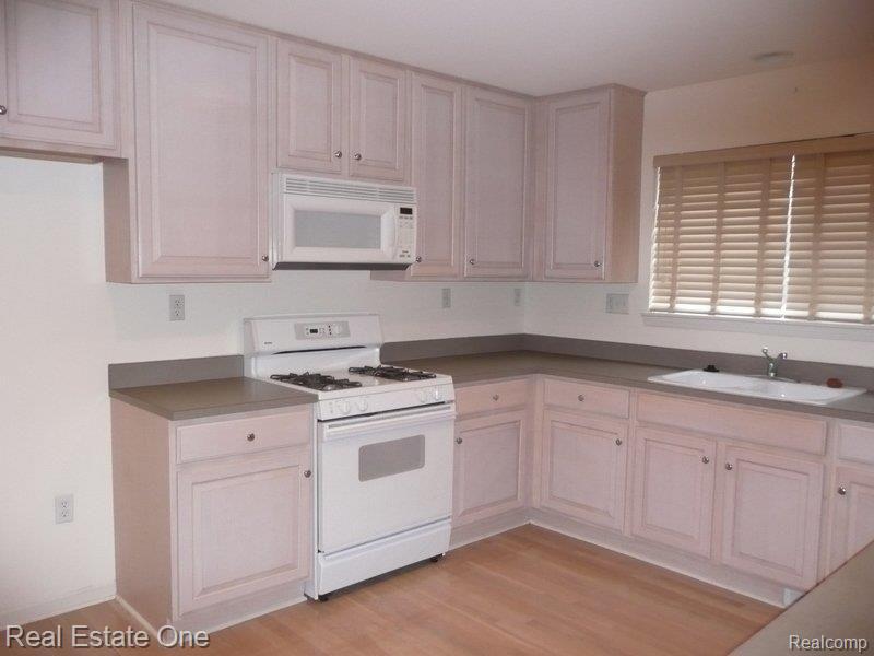 41615 Glade Road, Unit 28 Canton, MI 48187 - Photo 7 of 25 KITCHEN.JPG