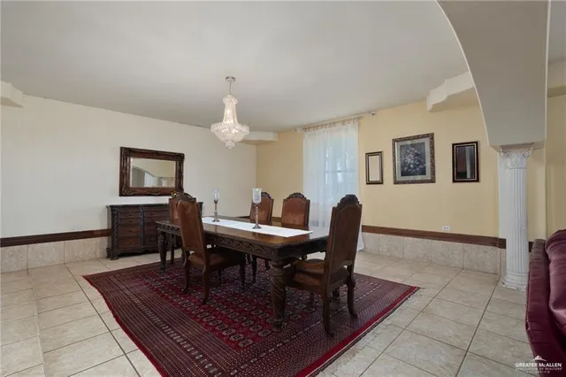a view of a livingroom with furniture and a ceiling fan