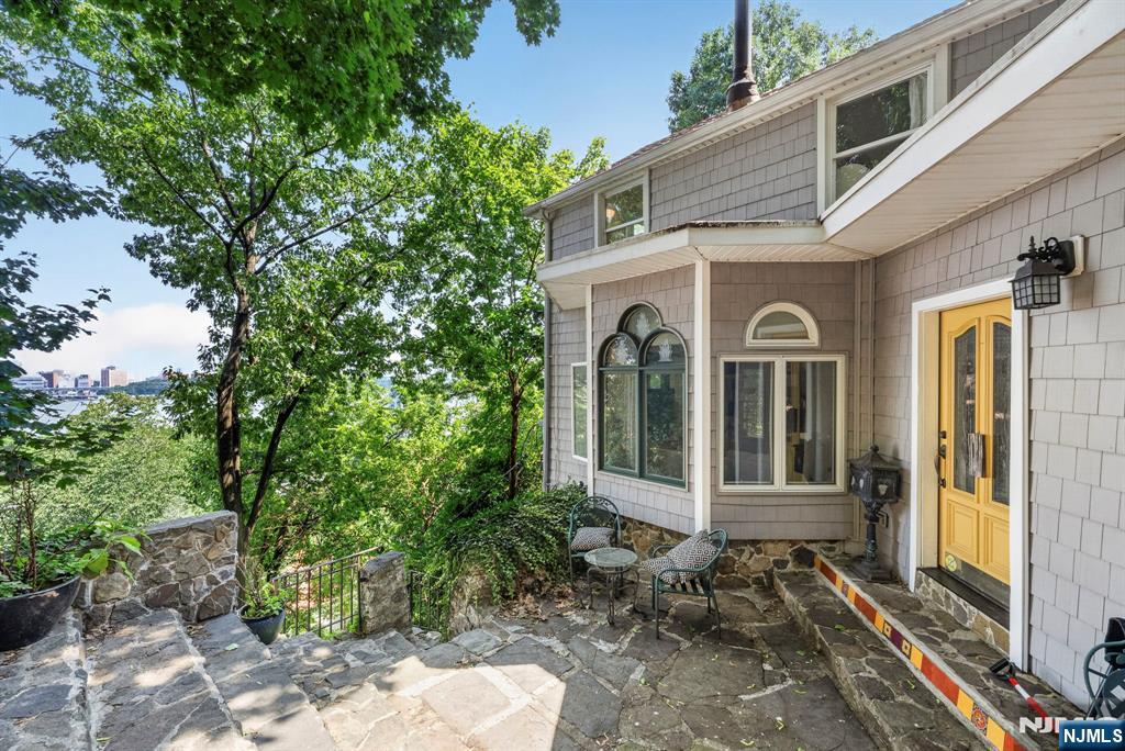 8 Old Wood Road Edgewater, NJ 07020 - Photo 18 of 25