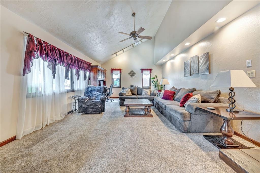 14 Highland Drive McKees Rocks, PA 15136 - Photo 3 of 25 Gallery Image 3