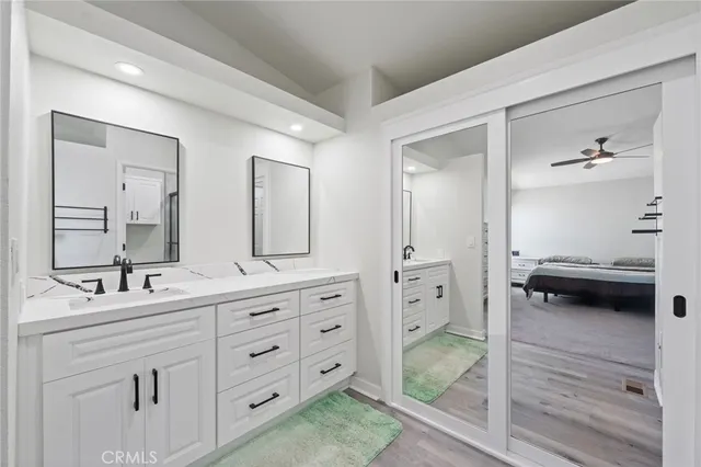 a en suite bathroom with a double vanity sink and mirror