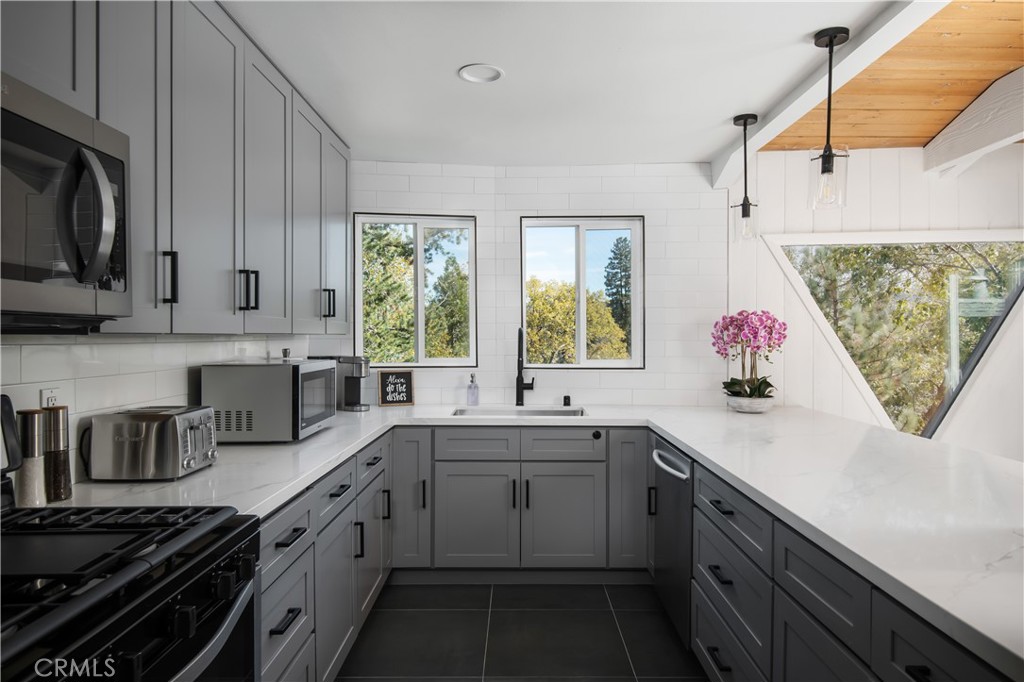 27555 North Bay Road Lake Arrowhead, CA 92352 - Photo 17 of 47 Gallery Image 17