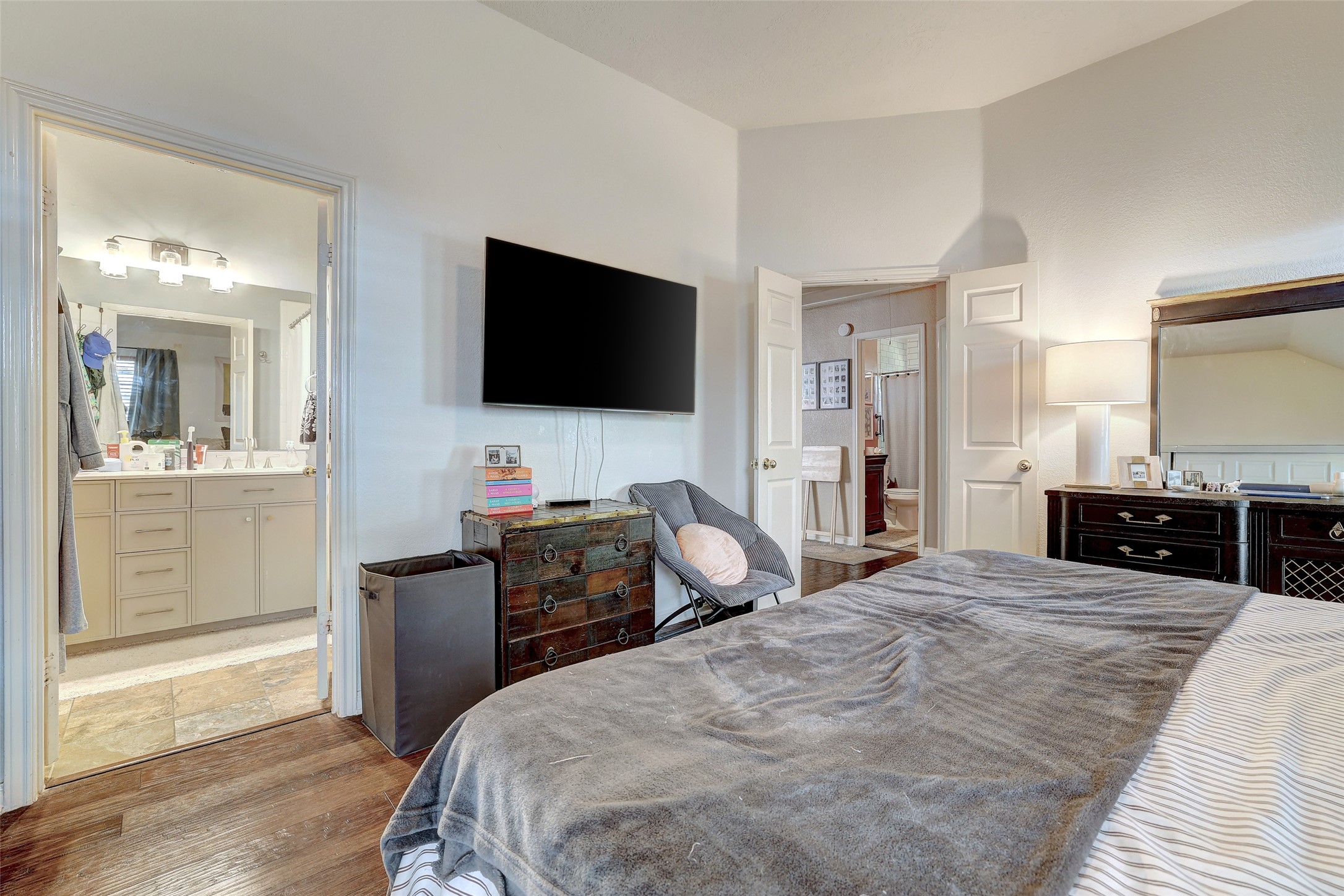 5907 Shanghai Pierce Road Austin, TX 78749 - Photo 21 of 29 Bedroom featuring vaulted ceiling, wood finished floors, and ensuite bathroom