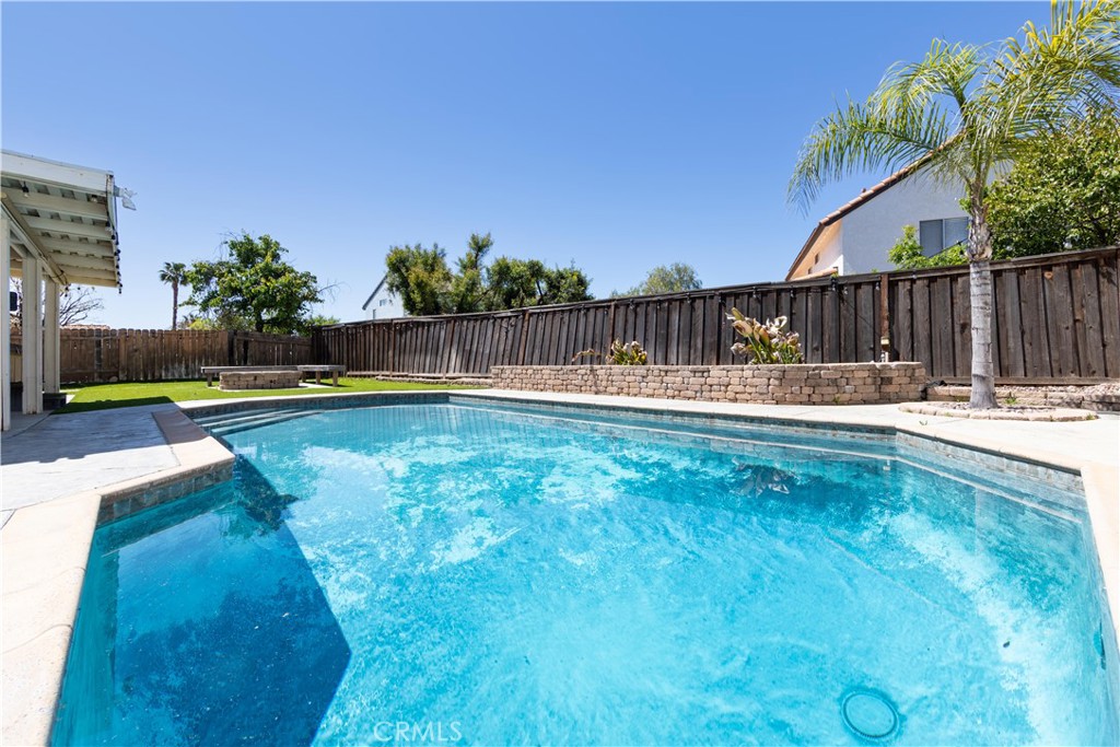 39203 Laurel Leaf Drive Murrieta, CA 92563 - Photo 40 of 59 a swimming pool with wooden fence