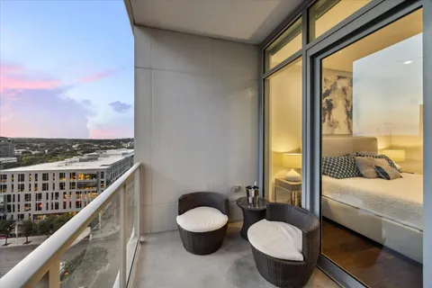 a view of entryway with bathroom