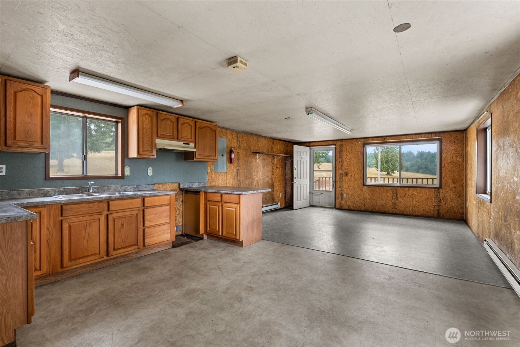 207 Ramsaur Road, Unit E Centralia, WA 98531 - Photo 15 of 21 a large kitchen with a large window