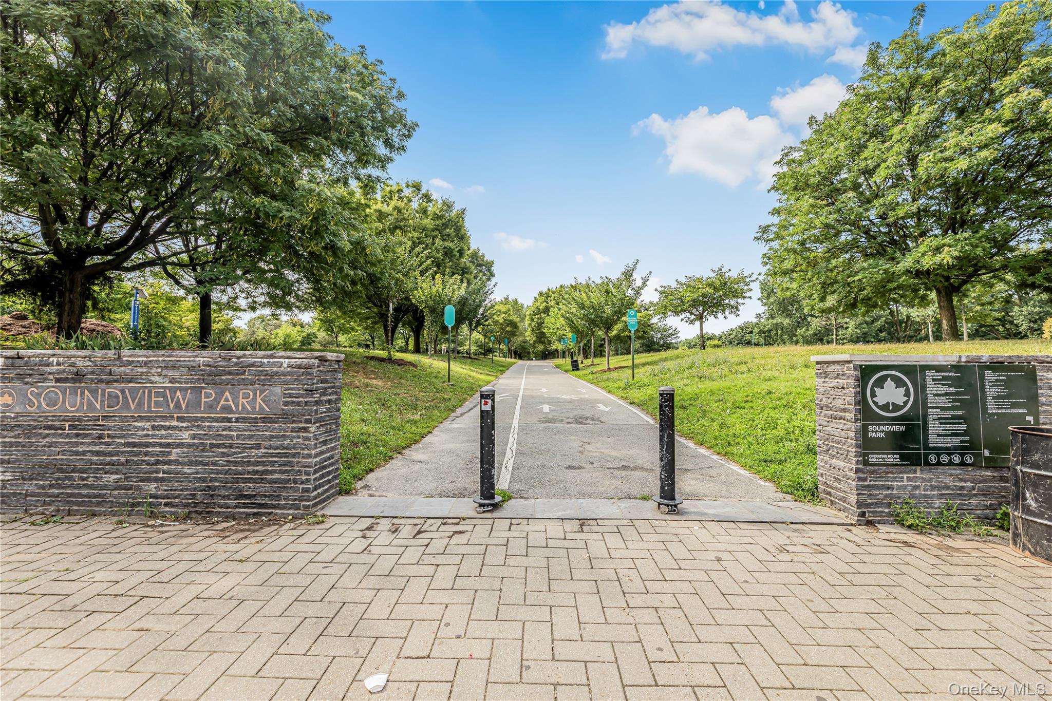 880 Boynton Avenue, Unit 13L Bronx, NY 10473 - Photo 16 of 19 a view of a garden with wooden fence