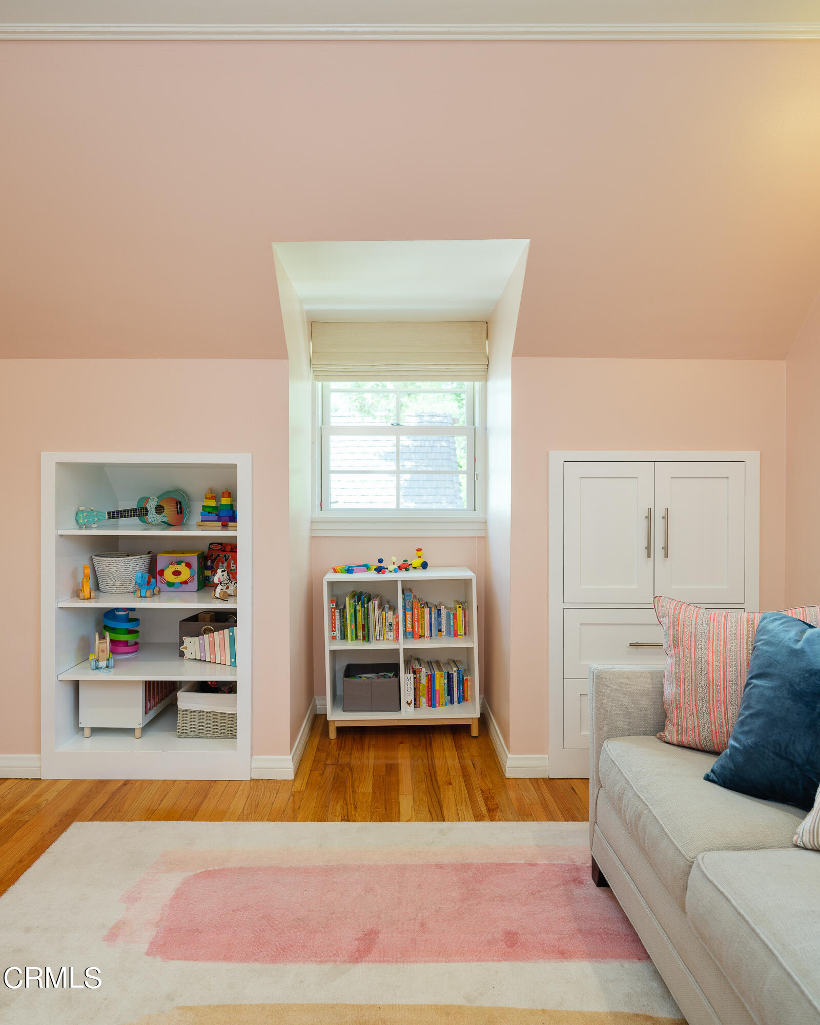 2295 Norwic Place Altadena, CA 91001 - Photo 38 of 60 a living room with furniture and a book shelf