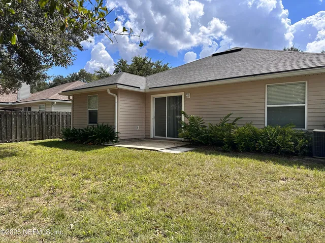 a view of a house with backyard and garden