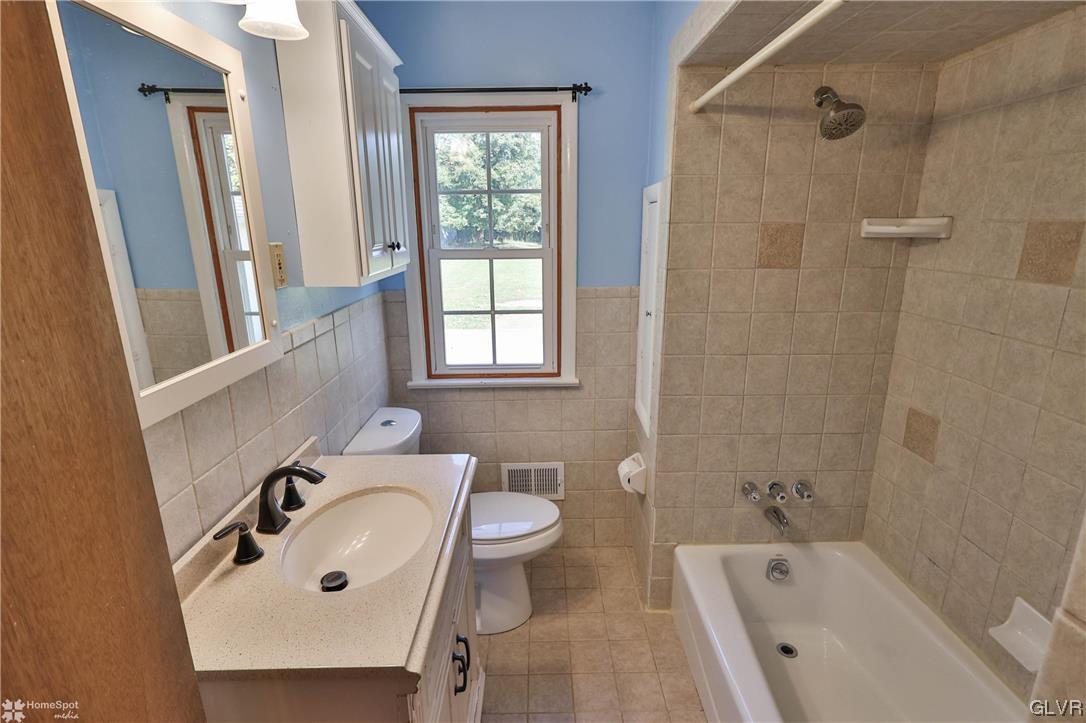 1671 Pleasant View Road Bethlehem, PA 18015 - Photo 17 of 25 Gallery Image 17