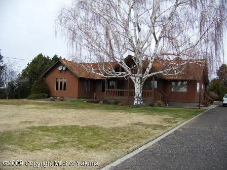 168002 McCreadie Road Grandview, WA 98930 - Photo 1 of 34 a view of a house with a yard