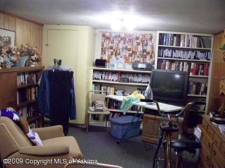 168002 McCreadie Road Grandview, WA 98930 - Photo 2 of 34 a work room with furniture and a bookshelf