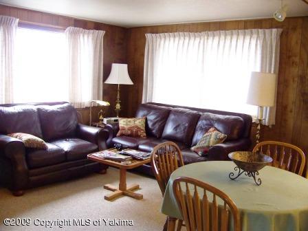 168002 McCreadie Road Grandview, WA 98930 - Photo 11 of 34 a living room with furniture a window and a lamp