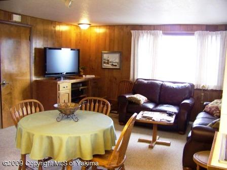 168002 McCreadie Road Grandview, WA 98930 - Photo 12 of 34 a living room with furniture and a flat screen tv