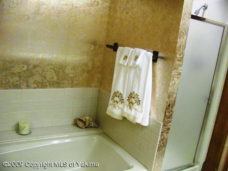 168002 McCreadie Road Grandview, WA 98930 - Photo 20 of 34 a bathroom with a shower