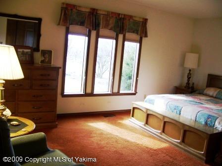 168002 McCreadie Road Grandview, WA 98930 - Photo 22 of 34 a bedroom with a bed and a window
