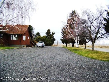 168002 McCreadie Road Grandview, WA 98930 - Photo 24 of 34 a view of a house with a yard