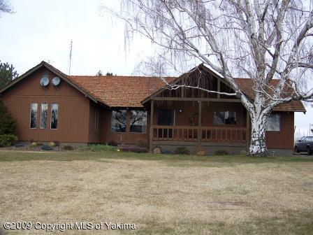 168002 McCreadie Road Grandview, WA 98930 - Photo 25 of 34 a view of a house with a yard