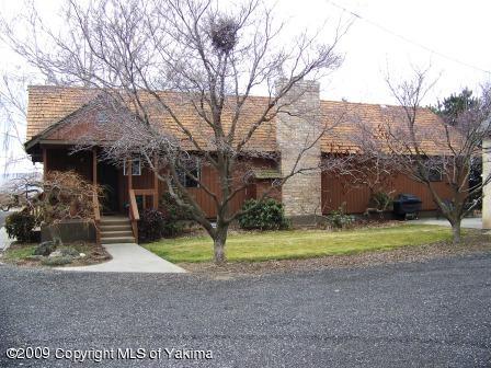 168002 McCreadie Road Grandview, WA 98930 - Photo 28 of 34 a front view of house with yard and green space