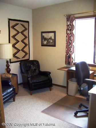168002 McCreadie Road Grandview, WA 98930 - Photo 9 of 34 a living room with furniture and a window