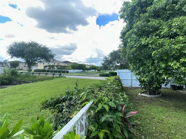 a view of backyard of the house