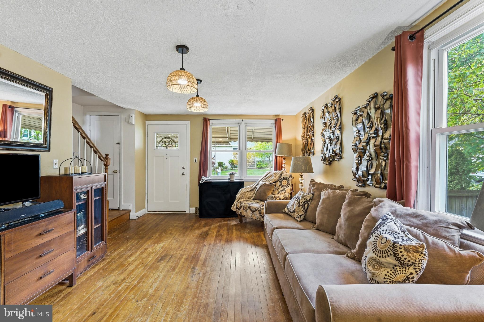 3612 Evergreen Avenue Baltimore, MD 21206 - Photo 9 of 44 bright living room space