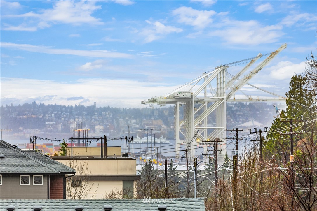 2402 Southwest Genesee Street Seattle, WA 98106 - Photo 16 of 17 Gallery Image 16