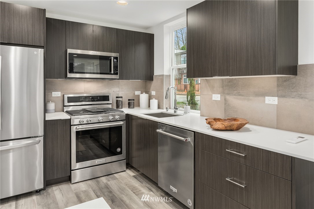 2402 Southwest Genesee Street Seattle, WA 98106 - Photo 5 of 17 Gallery Image 5